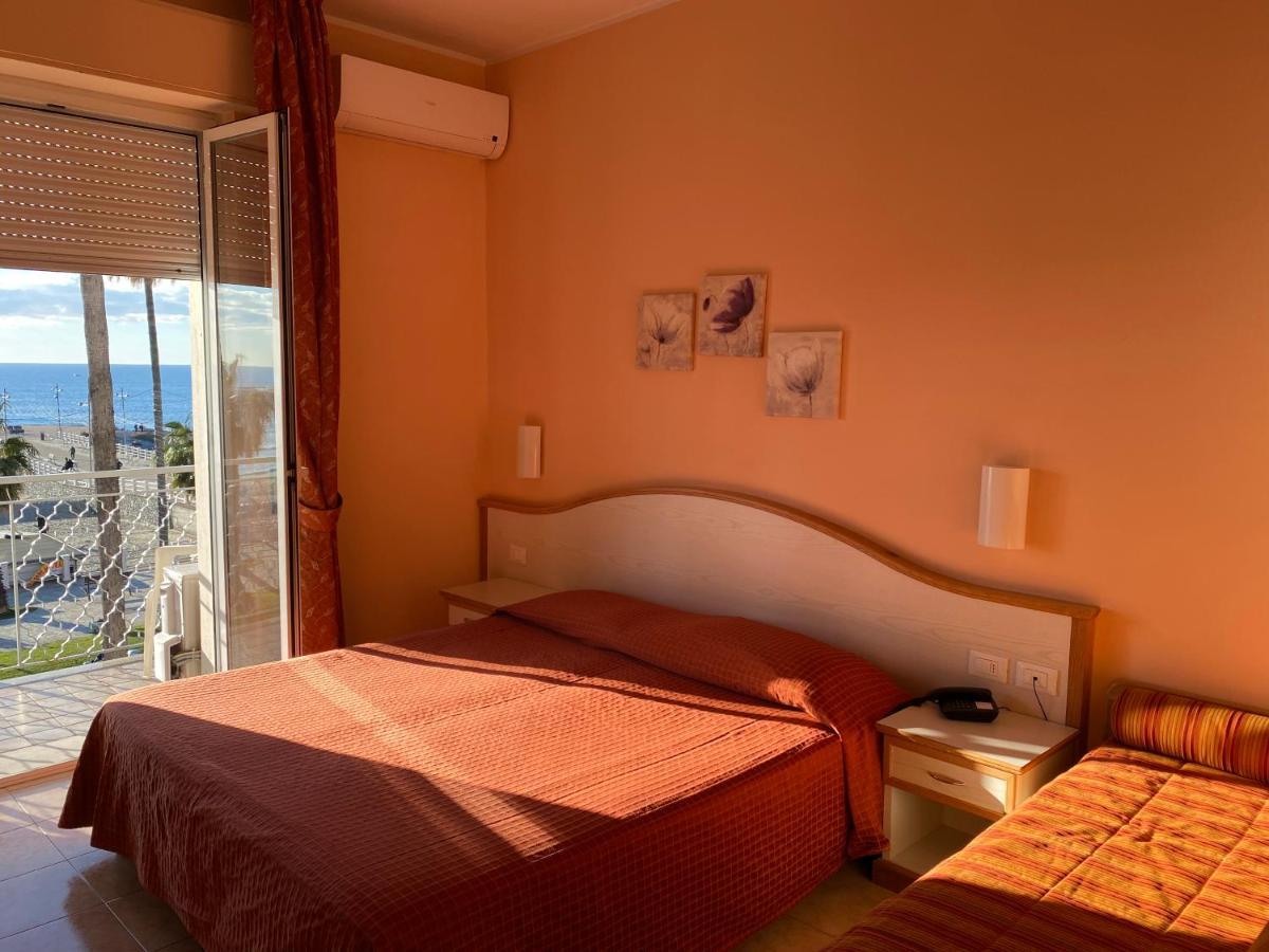 Hotel Moresco Marina dʼMarina dʼAndora Екстериор снимка