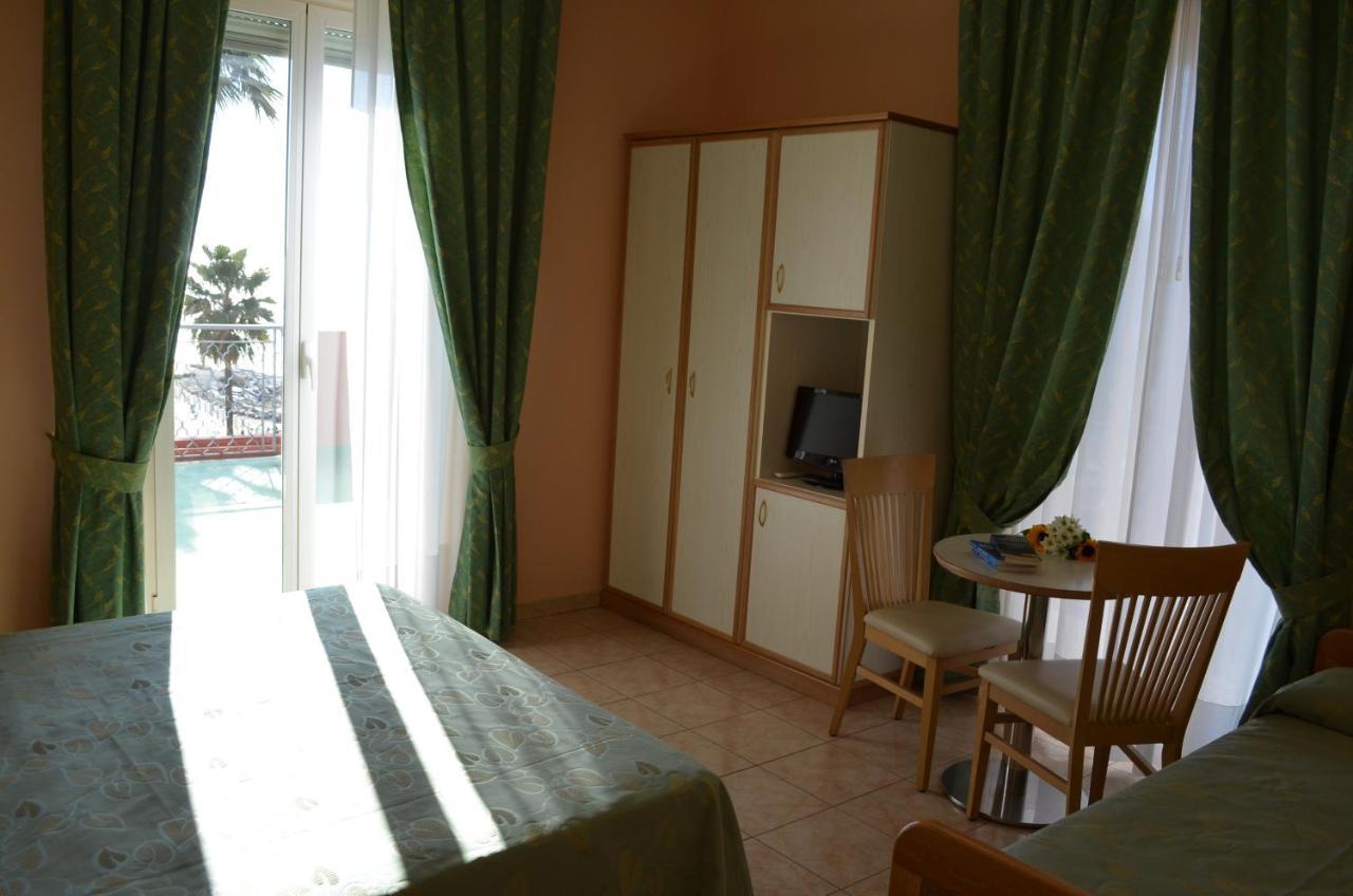 Hotel Moresco Marina dʼMarina dʼAndora Екстериор снимка